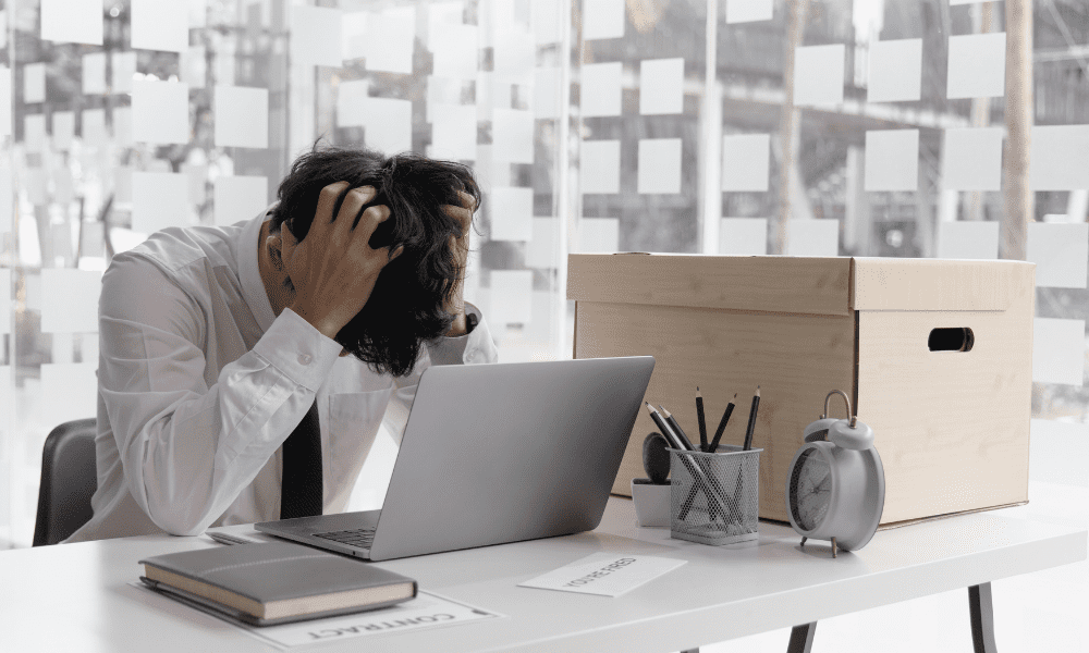 悩む人のイメージ画像